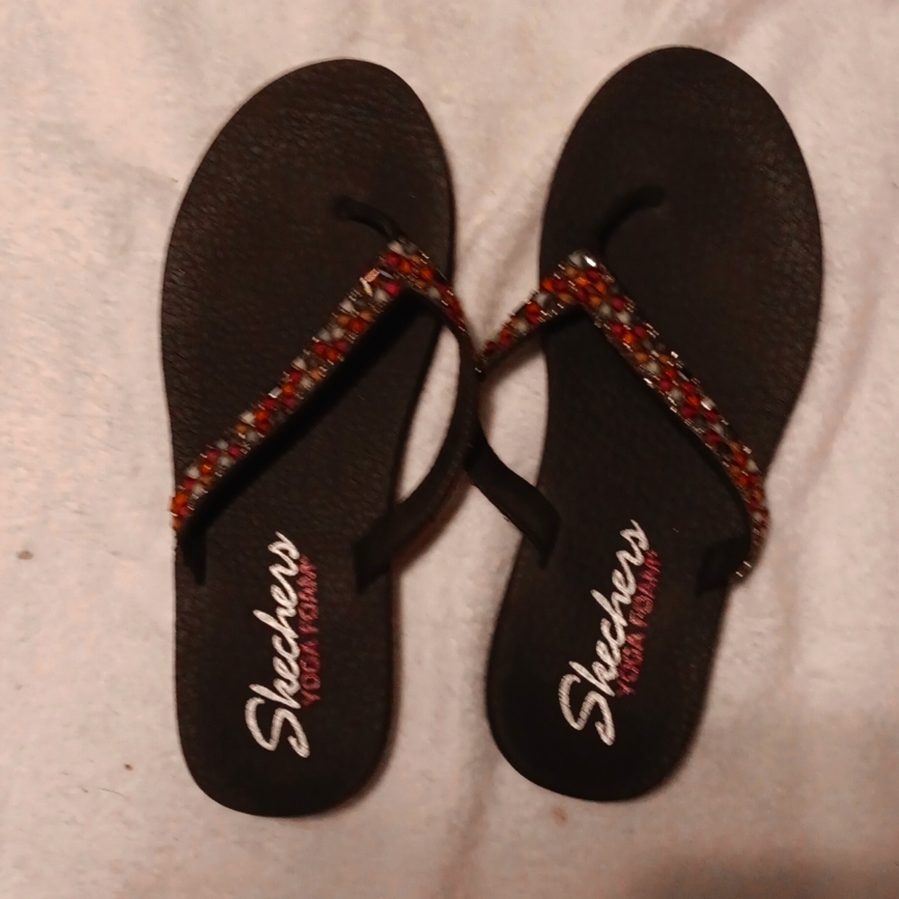 Size 10/11 Skecher flip flops yoga foam